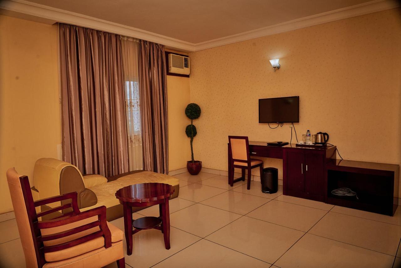 Barcelona Hotels, Abuja Mobushipe Exteriör bild