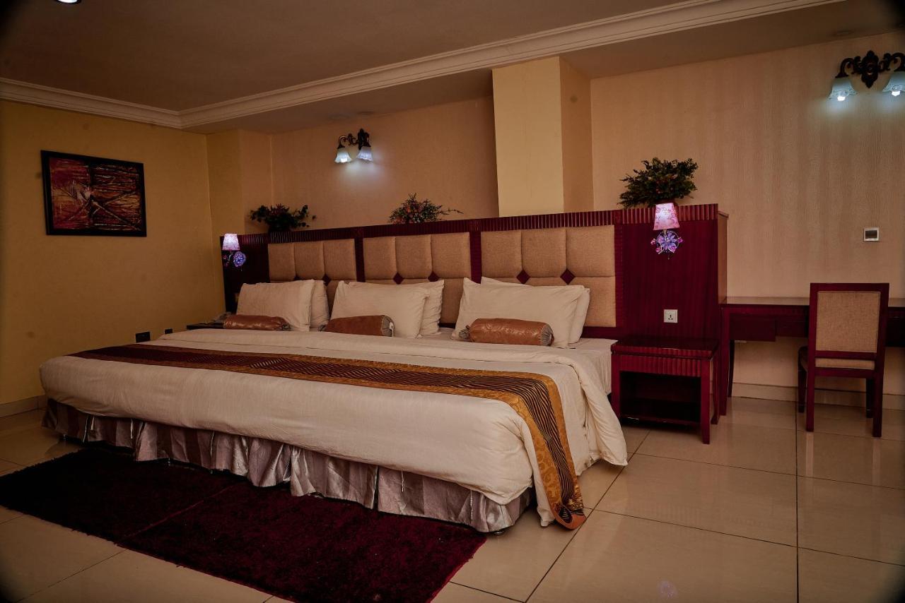 Barcelona Hotels, Abuja Mobushipe Exteriör bild