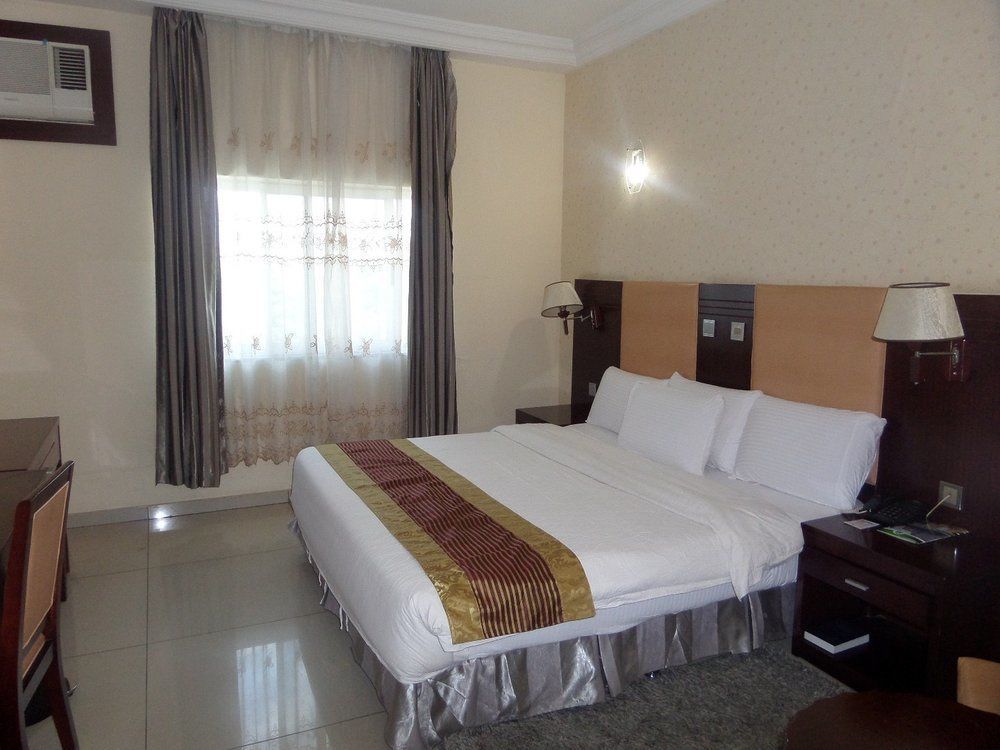 Barcelona Hotels, Abuja Mobushipe Exteriör bild
