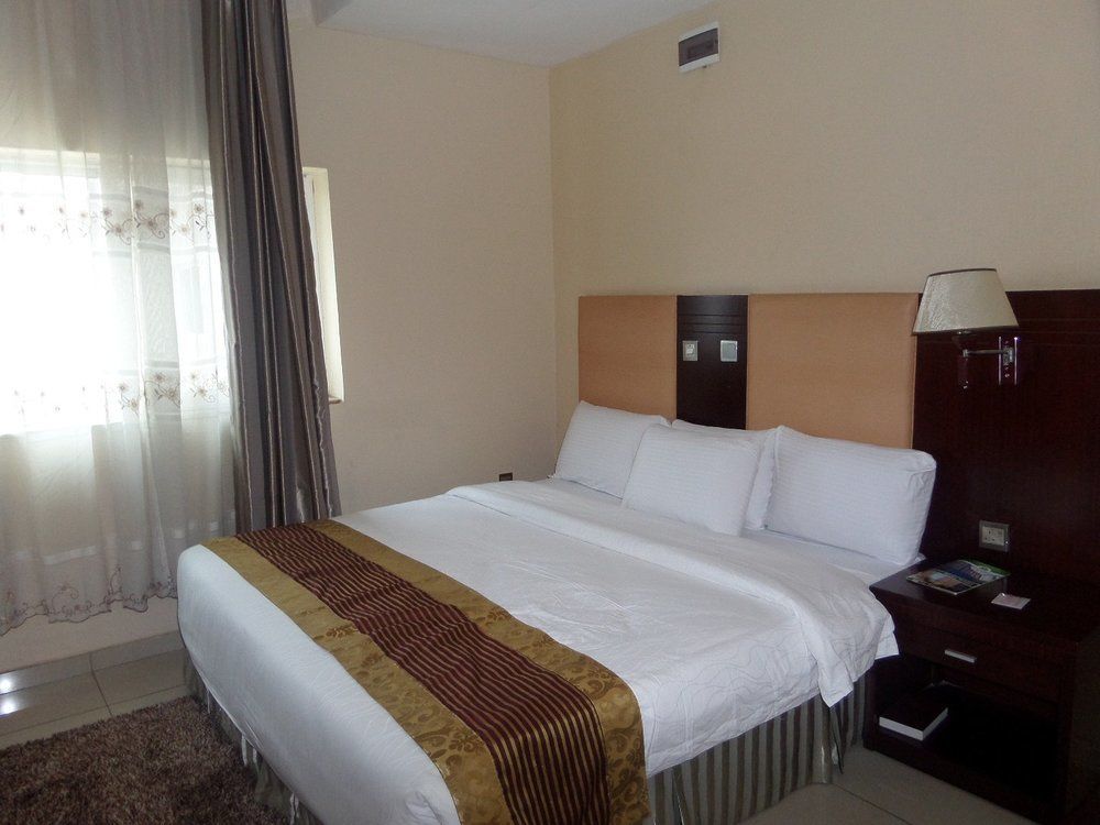Barcelona Hotels, Abuja Mobushipe Exteriör bild