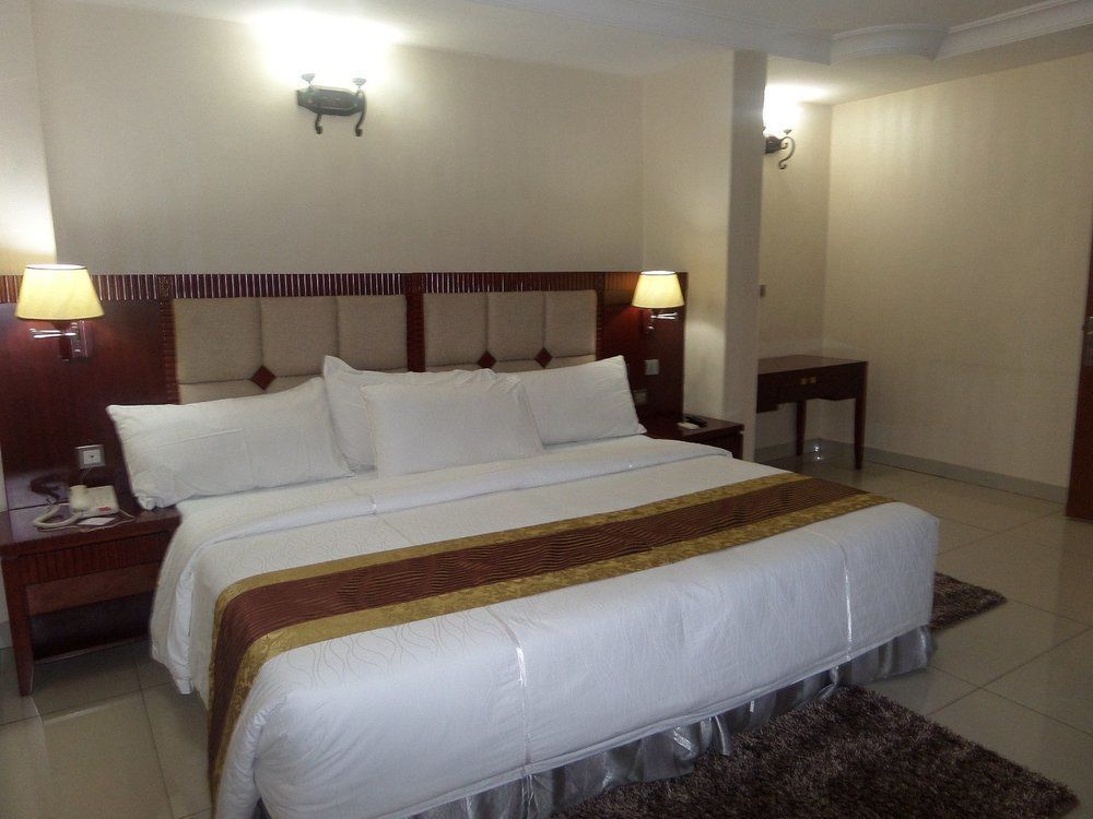 Barcelona Hotels, Abuja Mobushipe Exteriör bild
