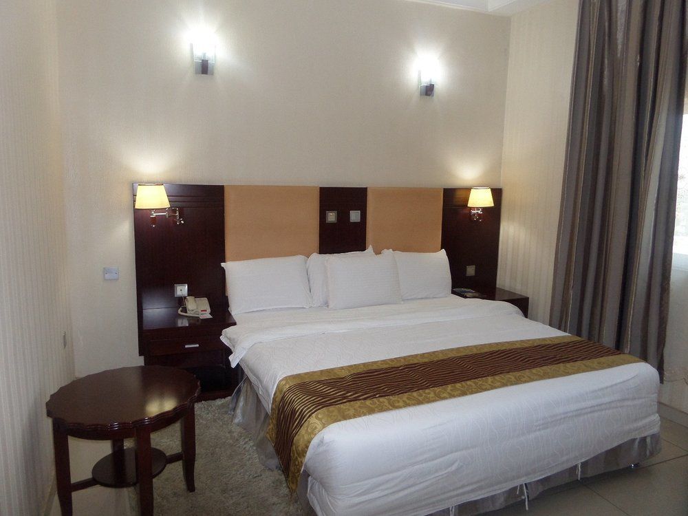 Barcelona Hotels, Abuja Mobushipe Exteriör bild
